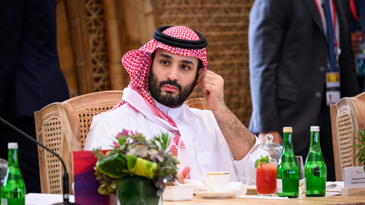 El príncipe heredero de Arabia Saudita intenta modificar la dinámica en Oriente Medio sin la ayuda de EEUU