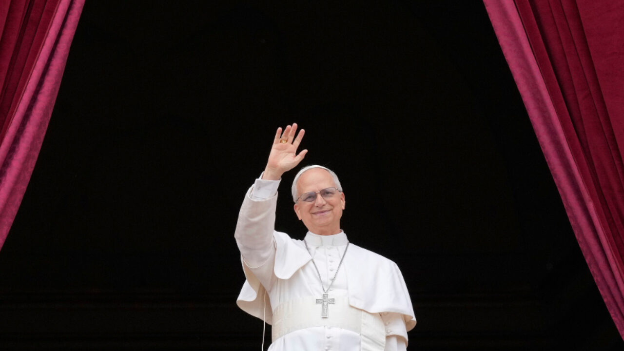 El papa León XIV aparece en el balcón central de la basílica de San Pedro del Vaticano para bendecir a la multitud, el 11 de mayo de 2025. (AP Foto/Gregorio Borgia)