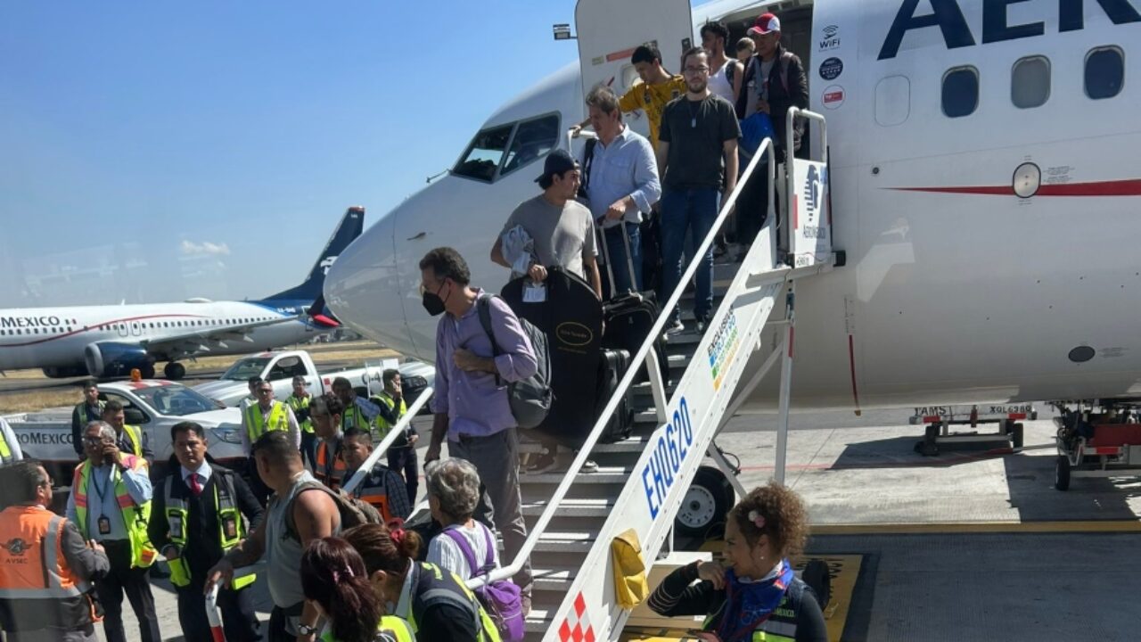 Varias horas de espera para el despegue de un vuelo causó que un pasajero abriera puerta de emergencia de avión en México