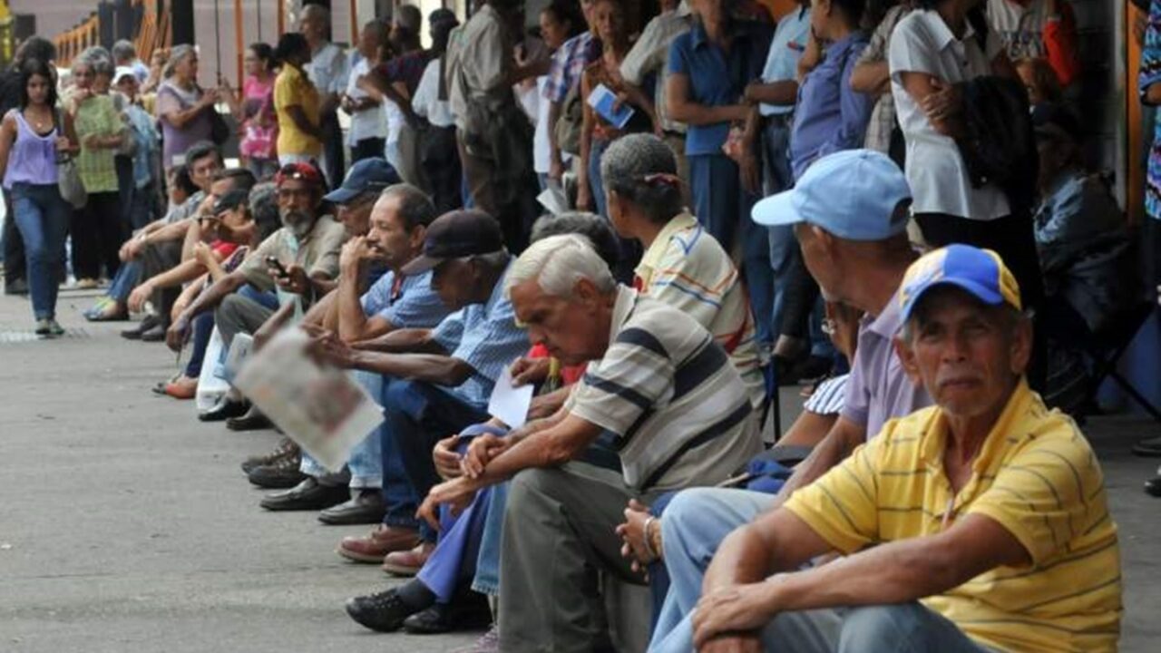 Jubilados en Venezuela: El reto de sobrevivir con una pensión de 0,37 centavos de dólar