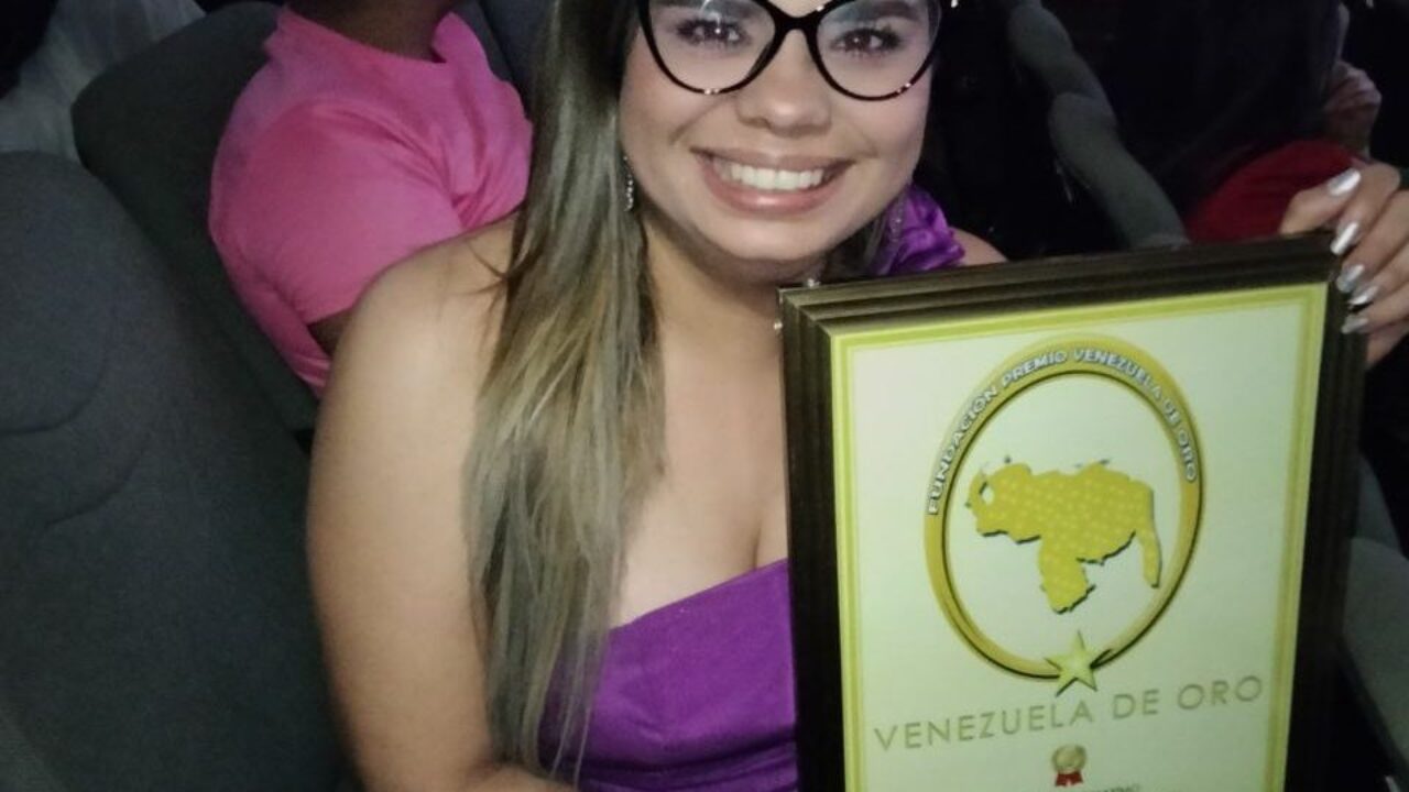 La venezolana Caren Áñez Valbuena es reconocida como periodista del año
