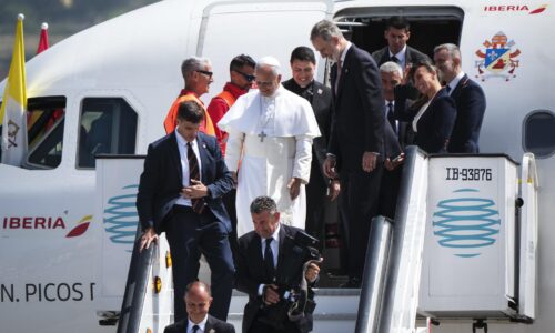 León XIV cierra su histórica visita a España con un llamado a la dignidad humana en Canarias