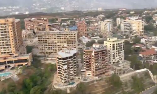 La Guaira: Imágenes aéreas exponen la escala de la devastación tras sismos de gran magnitud
