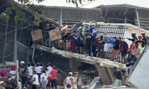 Caos y saqueos irrumpen en una La Guaira devastada tras los sismos de este miercoles 24 jun