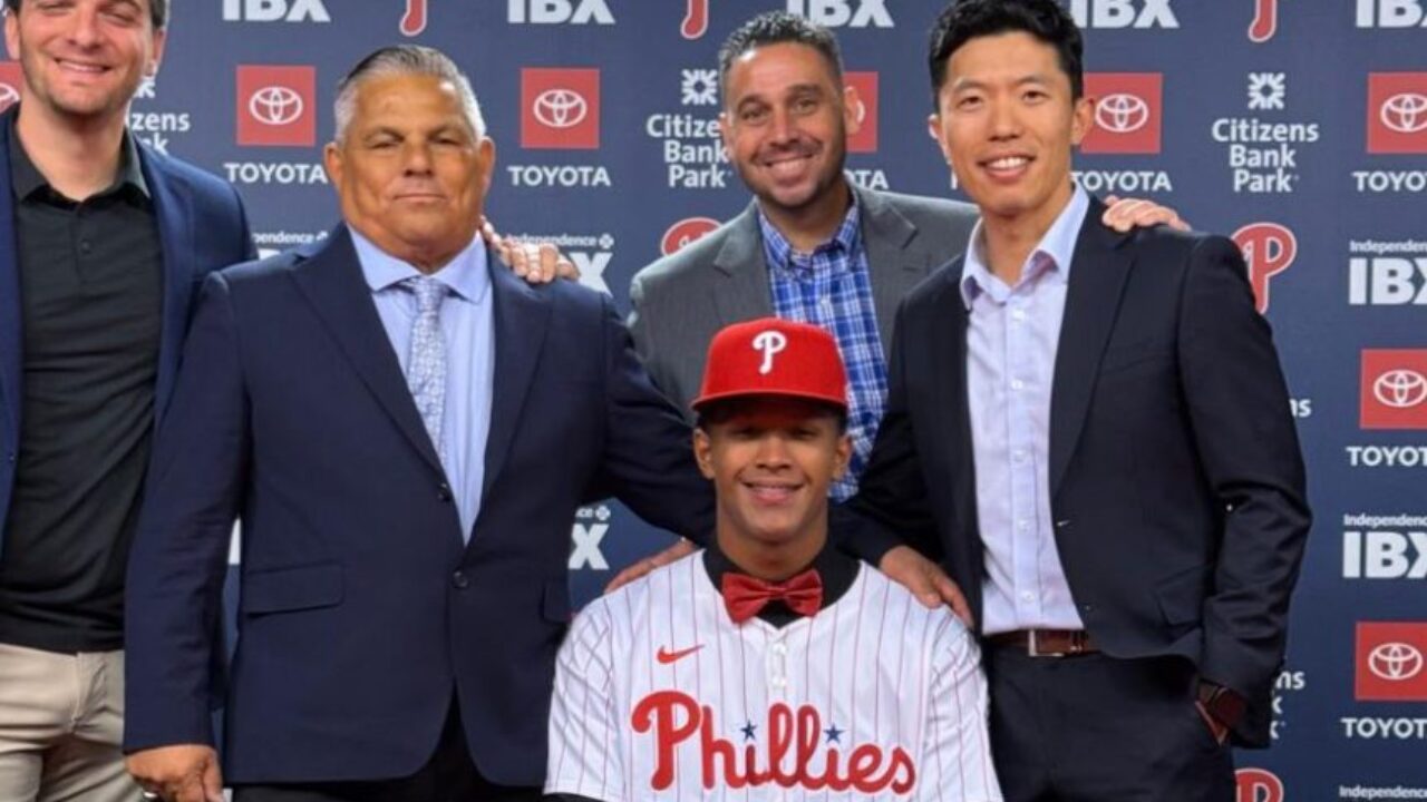 El prospecto zuliano Francisco Rentería, oficializa su firma con los Filis de Filadelfia