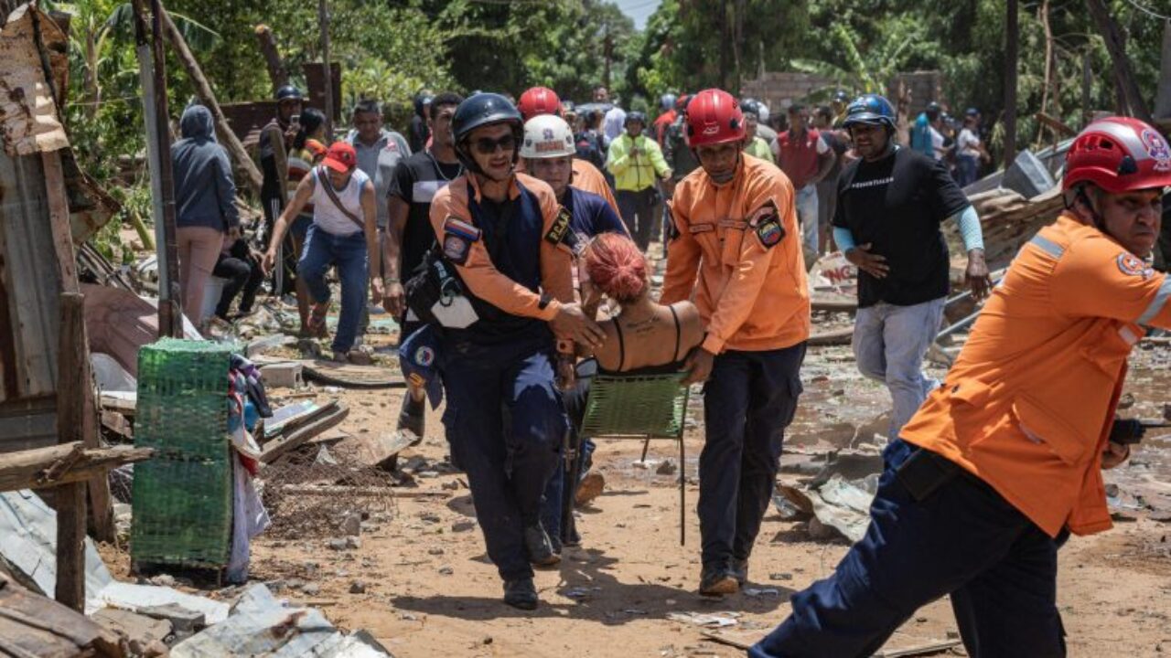 Héroes de verdad: Con valentía y aplomo, los bomberos enfrentaron el fuego y protegieron vidas