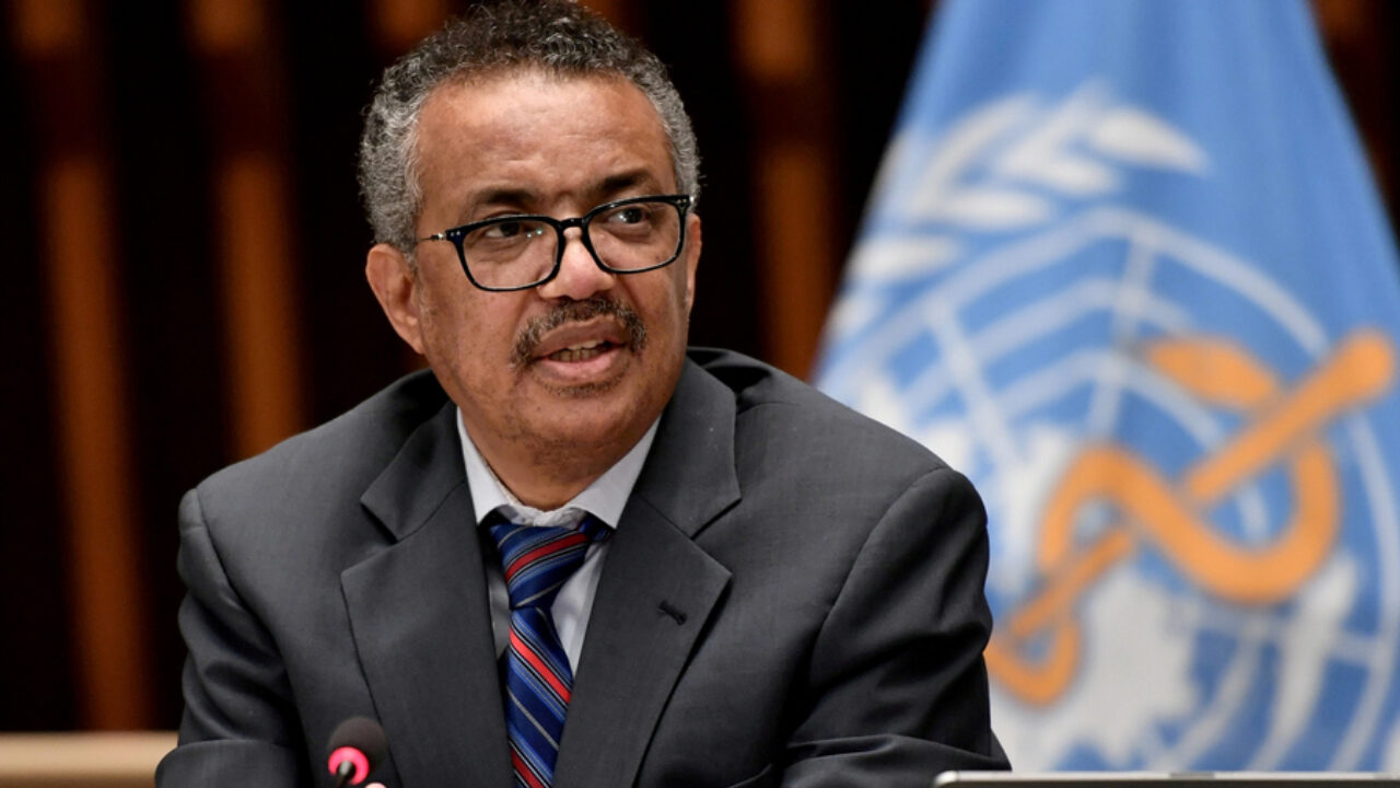 El jefe de la OMS insta a volver a las mascarillas y vacunarse contra el Covid-19