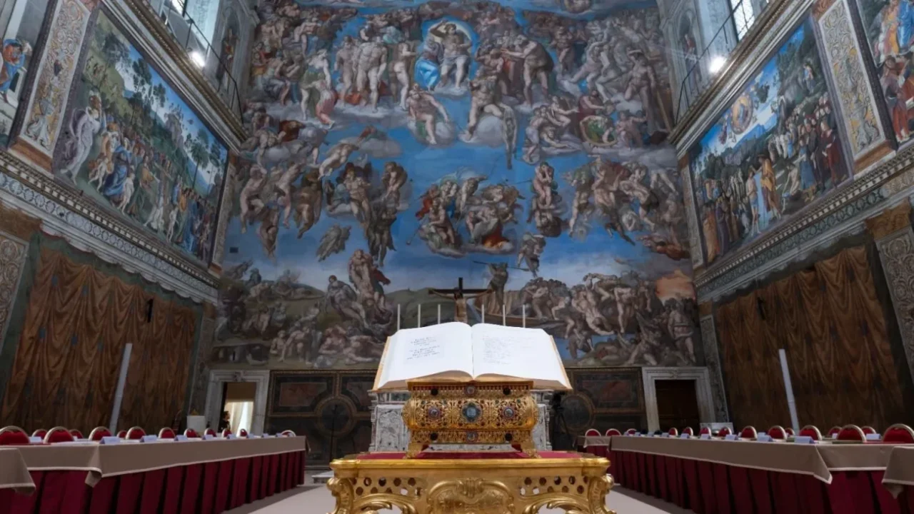La Capilla Sixtina está lista para el cónclave que elegirá al nuevo Papa