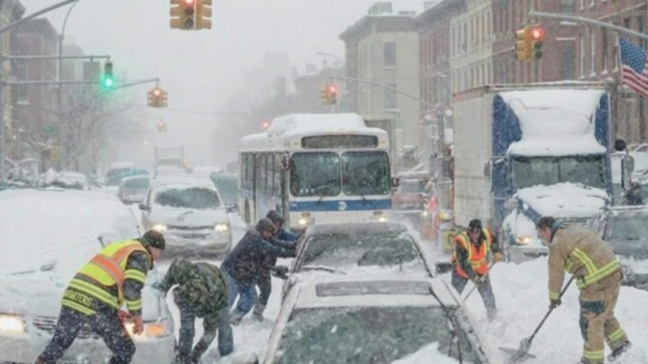 El Noreste de EE.UU. bajo asedio: Tormenta invernal confina a siete estados en emergencia