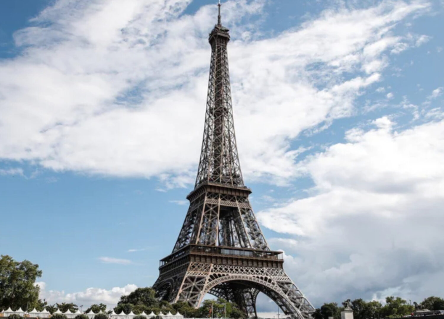 Evacuaron la Torre Eiffel por una amenaza de bomba que resultó ser ...