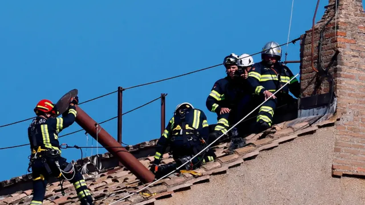 Con la instalación de la chimenea y la Capilla Sixtina convertida en un búnker, iniciaron preparativos para el cónclave
